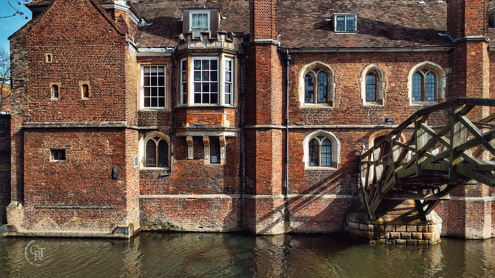 The old court at Queens' college and the wooden (mathematical) bridge